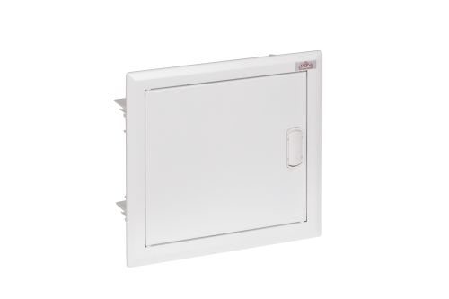 Metalowa natynkowa obudowa modułowa o wymiarach 35,5 cm na 31,7 cm i głębokości 9 cm. Zamykana na zatrzask. Skrzynka elektryczna umożliwia zamontowanie 12 zabezpieczeń.