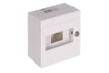Plastikowa natynkowa obudowa modułowa o wymiarach 18 cm na 18 cm i głębokości 10 cm. Szafka zamykana na zamek.