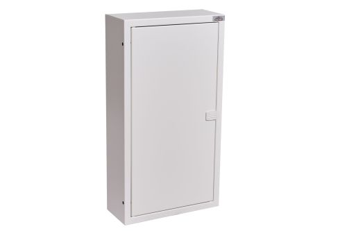 Metalowa natynkowa obudowa licznikowa o wymiarach 31 cm na 58 cm i głębokości 13 cm. Zamykana na zatrzask. Skrzynka umożliwia zamontowanie 1 elektronicznego licznika trójfazowego i 12 zabezpieczeń.