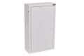 Metalowa natynkowa obudowa modułowa o wymiarach 31 cm na 52 cm i głębokości 13 cm. Zamykana na zatrzask. Z możliwością zamontowania do 36 zabezpieczeń.