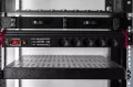 Listwa zasilająca antyprzepięciowa 5 gniazd 1,8m 360 uniwersalna rack 19 19-TVLA zamontowana w szafie rack (3).webp