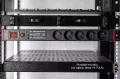 Listwa zasilająca antyprzepięciowa 5 gniazd 1,8m 360 uniwersalna rack 19 19-TVLA zamontowana w szafie rack (2).webp