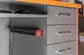 Listwa zasilająca antyprzepięciowa 5 gniazd 1,8m z bezpiecznikiem 360 uniwersalna rack 19" 19-TVLA zamontowana na biurku