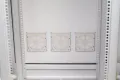 Szafa rack 19 pyłoszczelna IP54 24Ux600x600 Osłona pełna Boki zdejmowane Drzwi pełne Ral 7035 szara WR19-24U-66-DP-S widok z trzema kratkami filtracyjnymi.webp