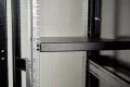 Szafa rack stojąca ACE Sabaj z zamontowaną wewnątrz półką rack_Easy-Resize.com.webp