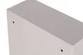 Metalowa natynkowa obudowa modułowa o wymiarach 31 cm na 39,5 cm i głębokości 13 cm. Zamykana na zatrzask. Z możliwością zamontowania do 24 zabezpieczeń.