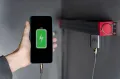 Listwa zasilająca do szafy rack 10" 4 gniazda 3m 10-LZ4G-3M zamontowana na ścianie z podłączoną ładowarką telefonu
