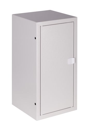 Skrzynka licznikowa wykonana z metalu. Obudowa licznikowa o wymiarach 22 na 43 cm i głębokości 22 cm. Umożliwia zamontowania 1 licznika jednofazowego i 6 bezpieczników. Wersja zamykana na zatrzask.