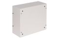 Metalowa natynkowa obudowa modułowa o wymiarach 31 cm na 26,5 cm i głębokości 13 cm. Zamykana na zatrzask. Z możliwością zamontowania do 12 zabezpieczeń.