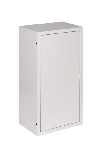 Metalowa natynkowa obudowa licznikowa o wymiarach 31 cm na 58 cm i głębokości 22 cm. Zamykana na zatrzask. Skrzynka umożliwia zamontowanie 1 licznika trójfazowego i 12 zabezpieczeń.