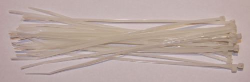 Opaski kablowe w kolorze białym, komplet 100 sztuk o długości 25 cm i szerokości 3,6 milimetra.