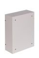 Metalowa natynkowa obudowa modułowa o wymiarach 31 cm na 39,5 cm i głębokości 13 cm. Zamykana na zatrzask. Z możliwością zamontowania do 24 zabezpieczeń.
