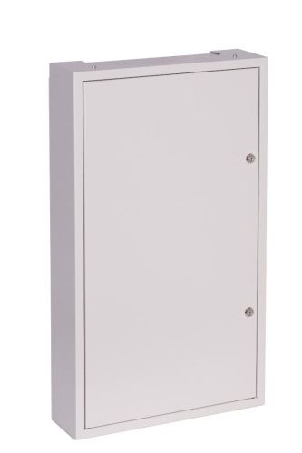 Szafka modułowa o wymiarach 44 cm na 75,5 cm i głębokości 13,2 cm. Zamknięcie na zamek, umożliwia zamontowanie do 72 bezpieczników w układzie 4x18. NRPSM 72 4X18 Z przód