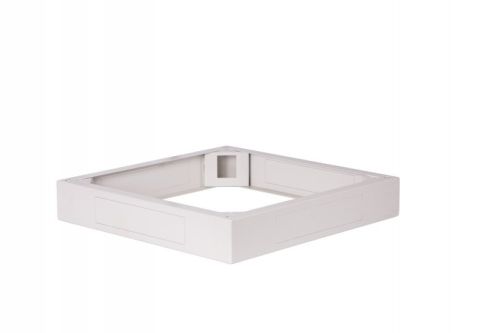 Cokół do szaf rack 19 cali o wymiarach 80 cm na 100 cm, wysokość 10 cm.