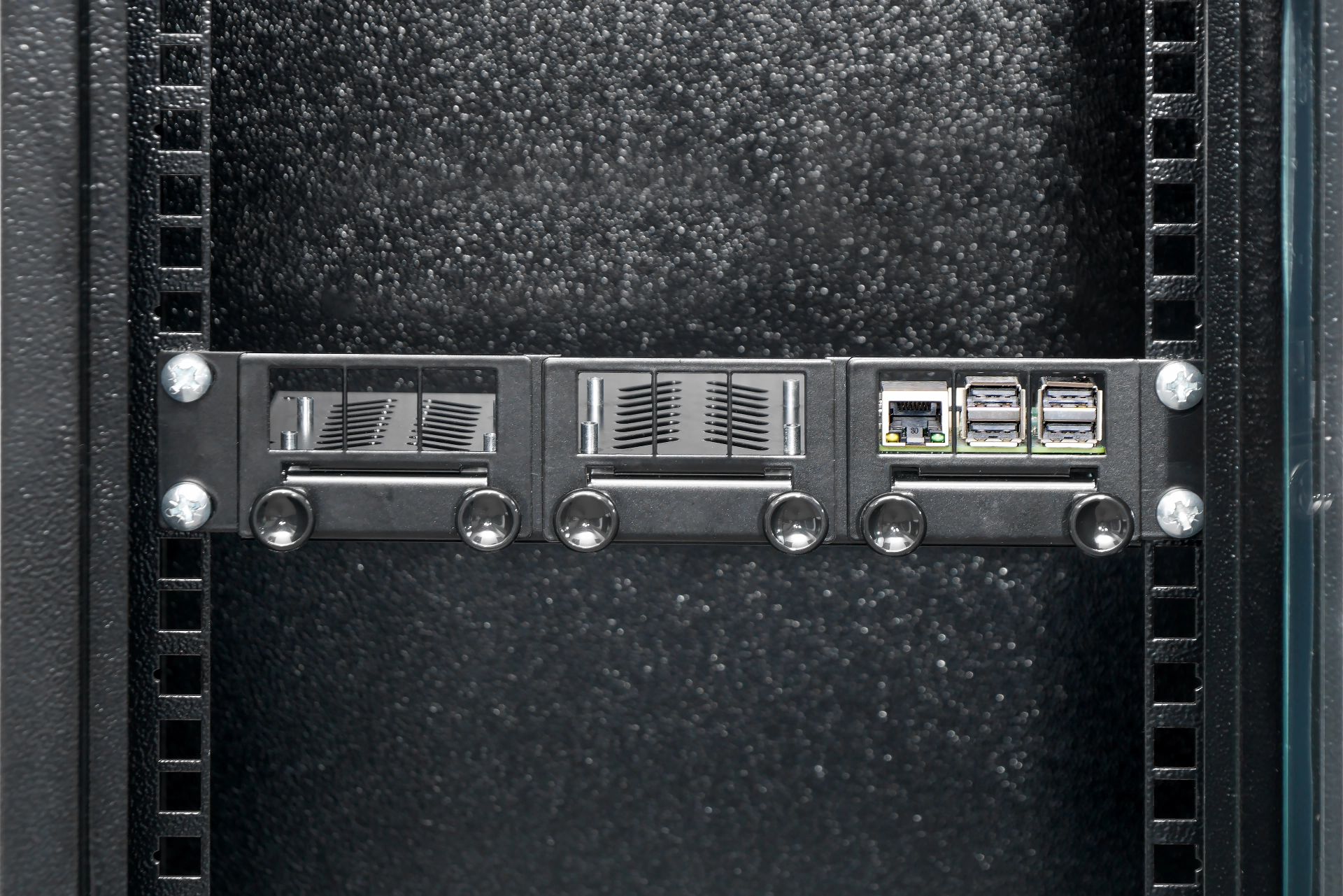Panel rack 10 cali 1U na 3 Raspberry Pi – zdjęcie 1