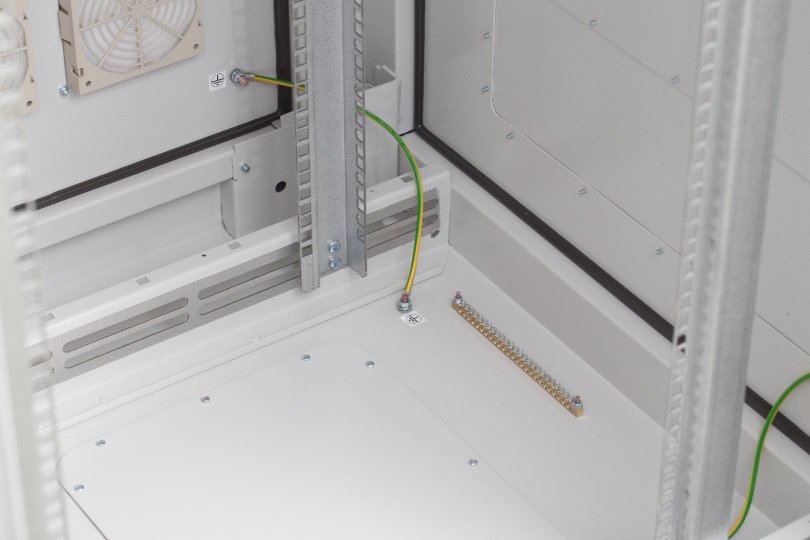 szafa rack WR 24U firmy Sabaj wnętrze